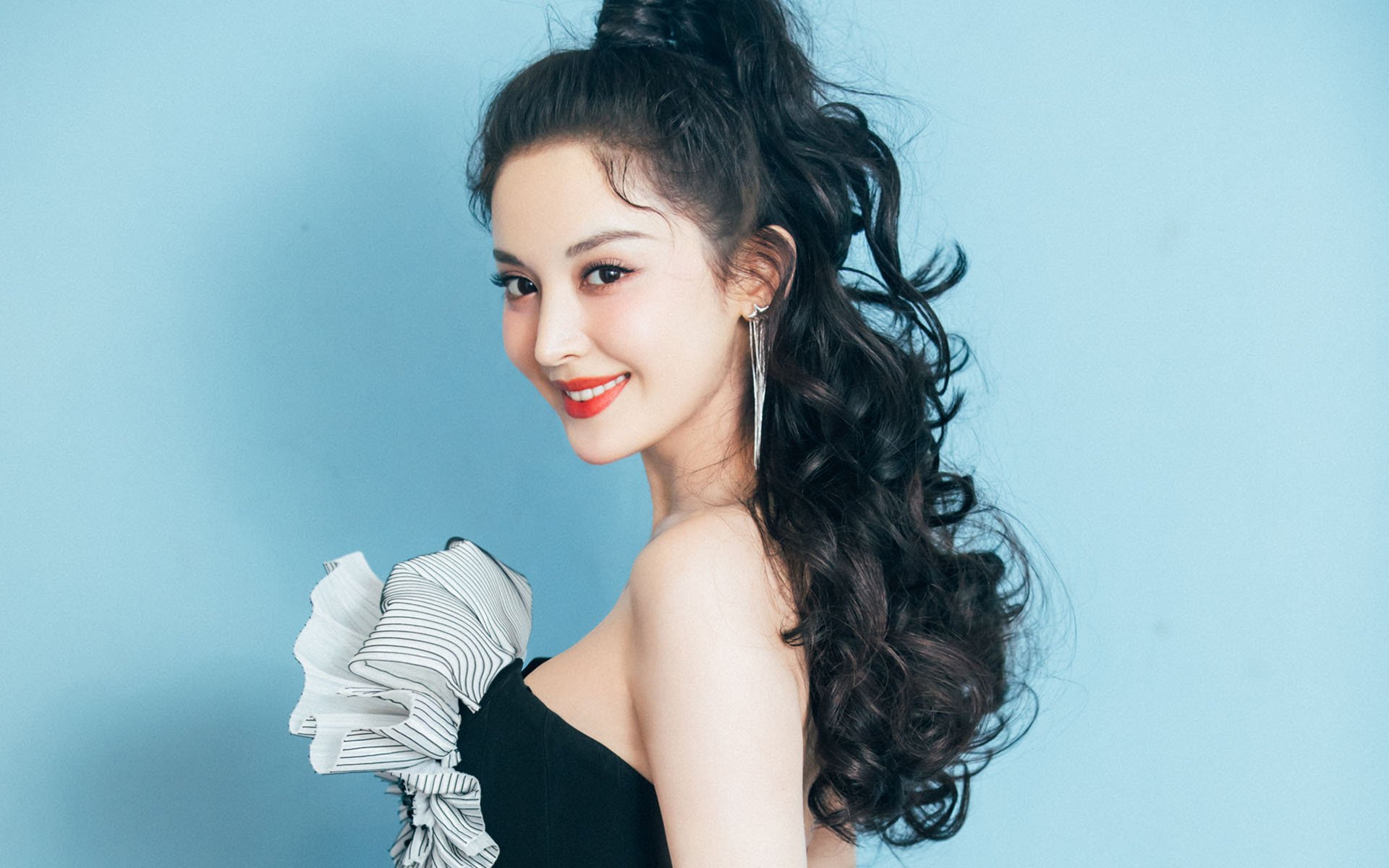 爱游戏娱乐-技术犯规频现场面失色，重心放回战术调整，防守重心